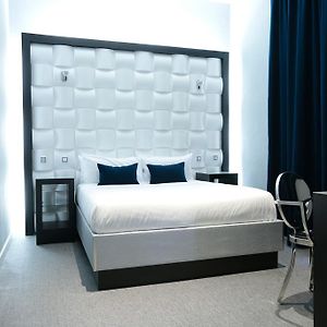Basic Kamer met een King Size Bed